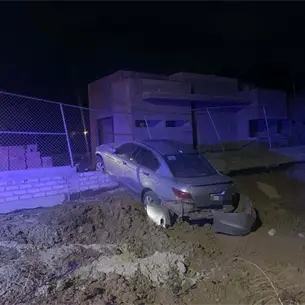 Conductora choca contra una cerca de una construcci&oacute;n tras salirse del bulevar en Guasave