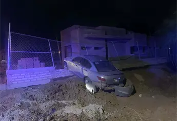 Conductora choca contra una cerca de una construcción tras salirse del bulevar en Guasave