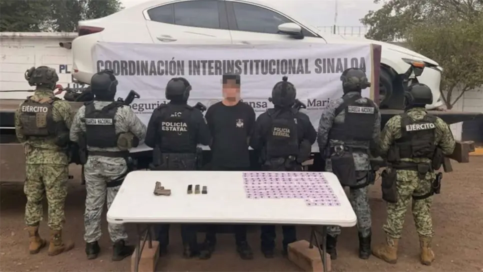 FOTO: Detenido frente a Plaza Cuatro Ríos tras despojar un vehículo, en Culiacán