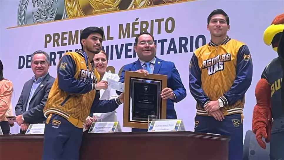 El Rector, doctor Jesús Madueña Molina, al encabezar el evento, enfatizó que este acto reconoce una de las funciones sustantivas de la institución y, a su vez, rinde homenaje a las Águilas UAS que llenan de orgullo a la comunidad rosalina por su talento y determinación