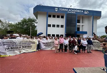 Trabajadores de la UAS se manifiestan en Los Mochis para exigir apoyo federal y garantizar jubilaciones