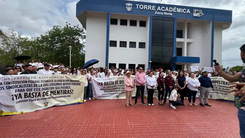Trabajadores de la UAS se manifiestan en Los Mochis para exigir apoyo federal y garantizar jubilaciones