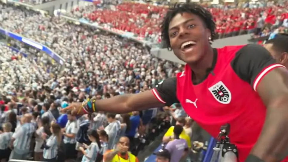 Al ver que la pelota no entró en el marco austriaco, IShowSpeed celebró efusivamente, al punto que realizó una de sus famosas volteretas hacia atrás acompañadas de un baile de victoria y ladridos