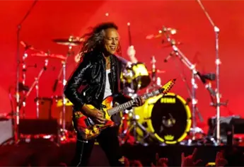 ¿Qué le pasó a Kirk Hammett? El guitarrista de Metallica sufre caída durante concierto | VIDEO