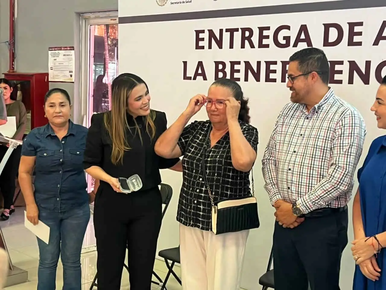 Alcaldesa de Culiacán entrega más de mil lentes en el Juan S. Millán Alcaldesa de Culiacán entrega más de mil lentes en el Juan S. Millán