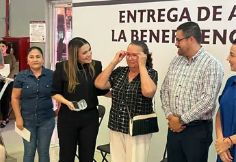 Alcaldesa de Culiacán entrega más de mil lentes en el Juan S. Millán