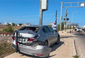 Mujer automovilista intenta ganarle el paso al tren y termina arrollada en Mazatlán