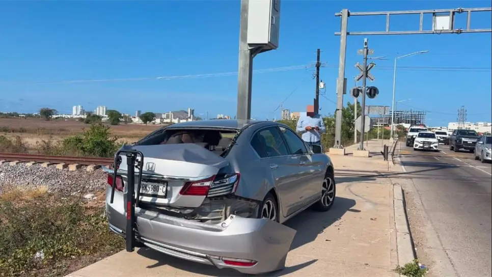 Mujer automovilista intenta ganarle el paso al tren y termina arrollada en Mazatlán
