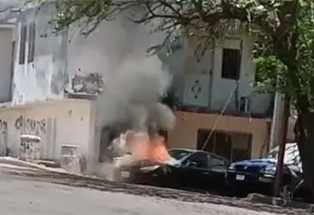 Vehículo se incendia en calle de la colonia Antonio Rosales, Culiacán