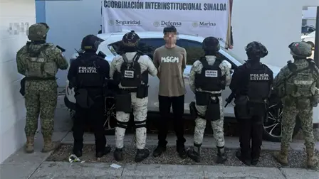 Detienen a un civil con armas, explosivos y un vehículo con reporte de robo en el fraccionamiento Los Ángeles en Culiacán Detienen a un civil con armas, explosivos y un vehículo con reporte de robo en el fraccionamiento Los Ángeles en Culiacán