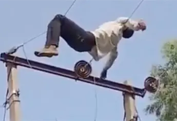 Sujeto ebrio se duerme en cables de alto voltaje y se vuelve viral | VIDEO