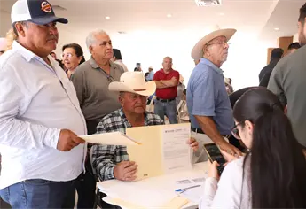 Regalo del Día del Agricultor en Ahome: reciben finiquitos de FND y salen del Buró de Crédito