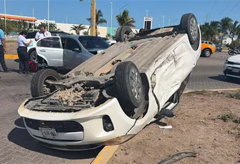 Vuelca Kia tras choque contra Aveo en glorieta de Plaza Galerías en Mazatlán