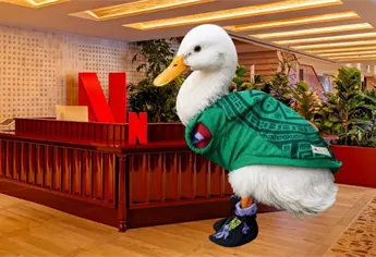 ¿Famoso Pato Merlín tendrá película? La mascota visitó oficinas de Netflix Latinoamérica | VIDEO