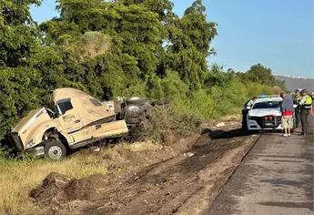 Vuelca tráiler cargado con toneladas de manzana en la México 15; hay tres lesionados