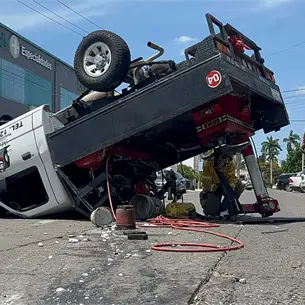 Joven se pasa un alto y choca a camioneta vulcanizadora y termina volcada en Los Mochis