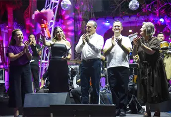 Antonio Menéndez reconoce a la joven cantante Angie Lozano en el segundo día del Festival de mi Ciudad
