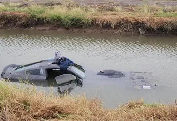 Familia se salva tras caer en un canal de riego en Ahome; el vehículo quedó casi sumergido
