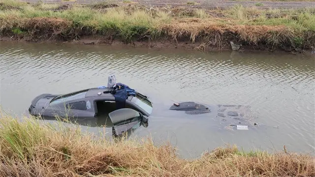Familia se salva tras caer en un canal de riego en Ahome; el veh&iacute;culo qued&oacute; casi sumergido