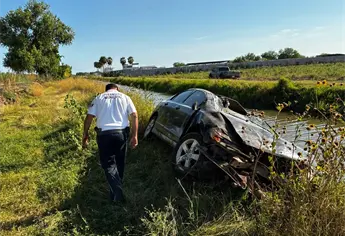 Conductora sobrevive a aparatosa volcadura sobre la carretera Los Mochis-Choix
