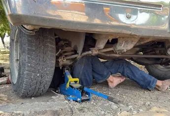 Rescatan con vida a hombre que quedó atrapado bajo un vehículo en Mazatlán