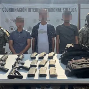 Detienen a 3 hombres con 3 fusiles y equipo t&aacute;ctico en Culiac&aacute;n; entre ellos un menor de edad