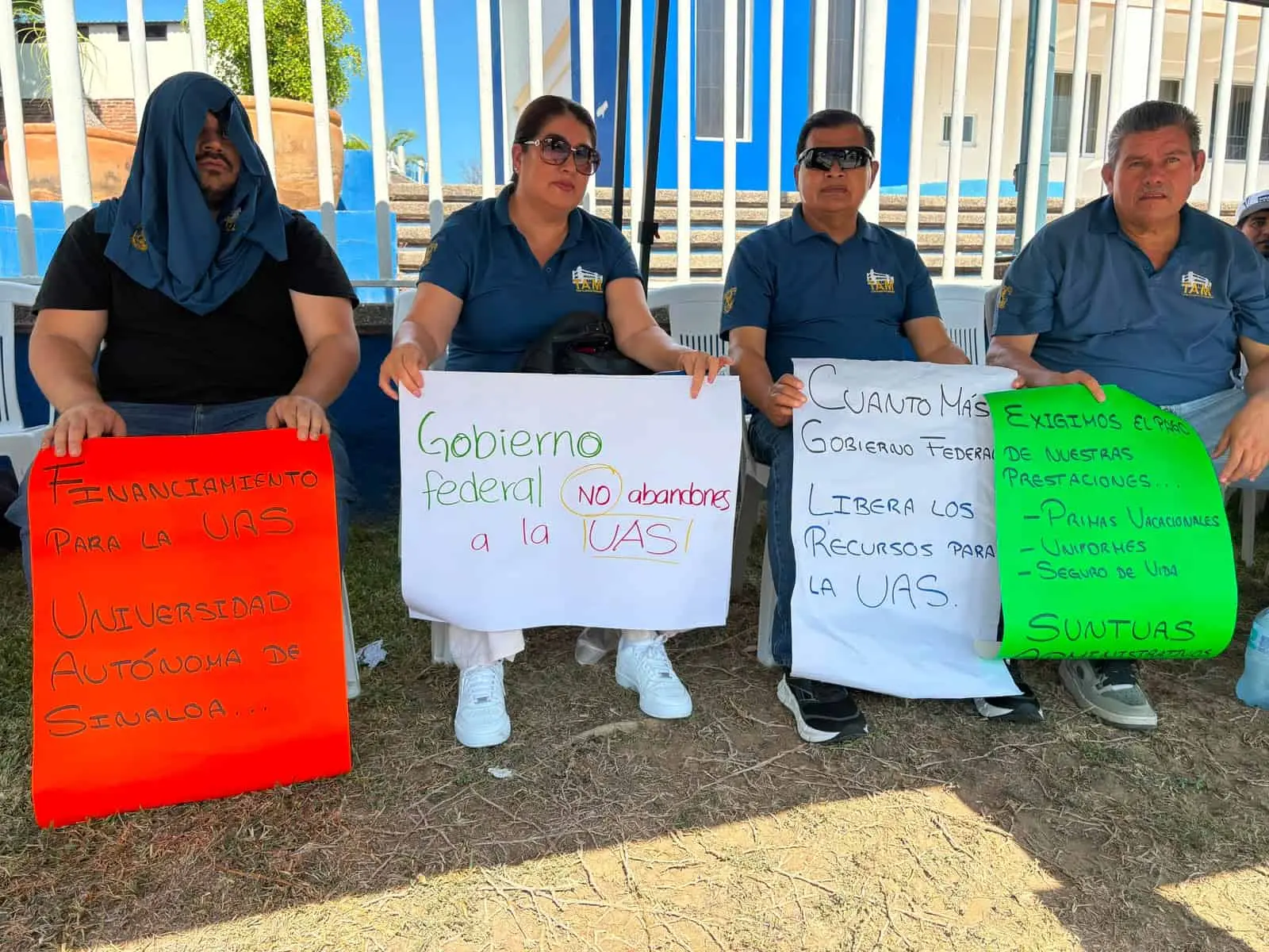 Con pancarta en mano, trabajadores paralizan la UAS Mazatl&aacute;n para exigir el pago de quincenas