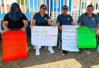 Con pancarta en mano, trabajadores paralizan la UAS Mazatlán para exigir el pago de quincenas