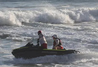 Tres menores que eran arrastrados por corriente en playas de Mazatlán son rescatados por salvavidas