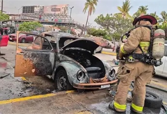 Vochito se incendia afuera del IMSS Mazatlán