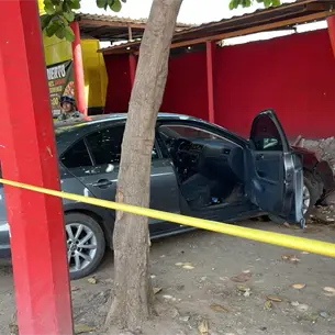 Persecuci&oacute;n entre civiles y militares termina en accidente en el sector Las &Aacute;mericas, Culiac&aacute;n