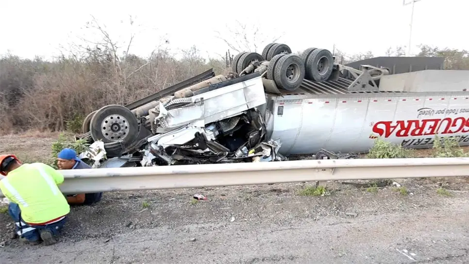 Vuelca tráiler en carretera Mazatlán-Culiacán; hay rapiña en la zona