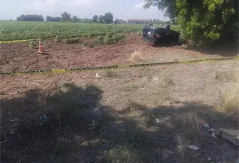 Muere un abuelito tras aparatosa volcadura; su esposa y su nieta de 5 años sobreviven en Guasave