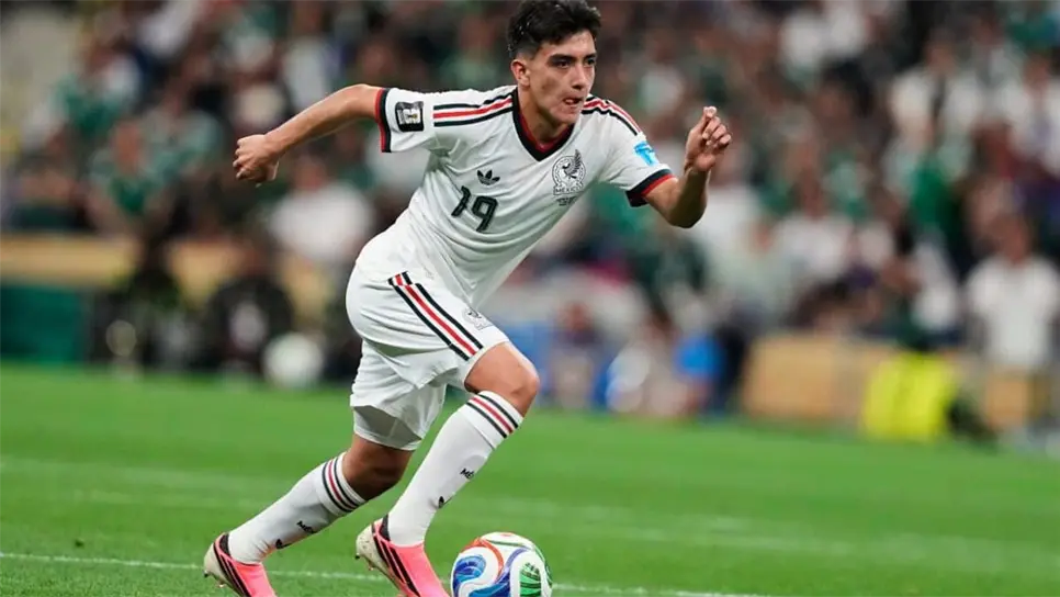El legendario exjugador brasileño lo hizo a la edad de los 17 años con 239 días, mientras que Gilberto Mora lo hace con 17 años y 259 días