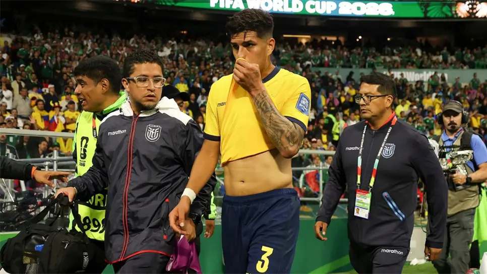 Santiago al ver la acción de Piero este de inemdiato pidió al árbitro revisar el VAR, debido que en esta Copa del Mundo los jugadores tienen prohibido taparse con la mano el rostro para evitar ser escuchados