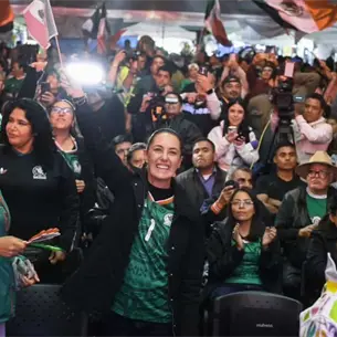Claudia Sheinbaum festeja el pase de M&eacute;xico tras vencer a Ecuador en el Mundial 2026