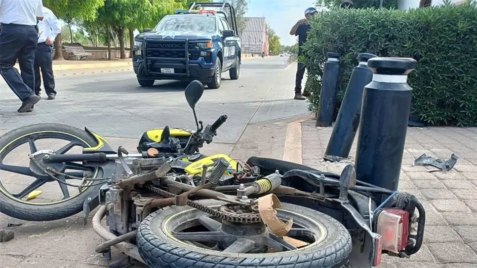 Fuerte choque en pleno centro de Guamúchil deja a motociclista grave; fue trasladado de emergencia