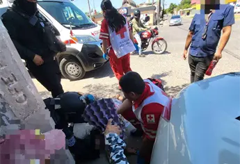 Mujer convulsiona tras golpearse la cabeza al chocar en una moto en Los Mochis; fue auxiliada por policías municipales