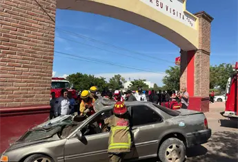 Pierde los frenos y choca contra el arco de entrada del ejido Mochis, en Ahome; una mujer resultó prensada