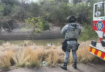 Vendedor de agua purificada muere tras caer con su vehículo al canal San Lorenzo, en la zona rural de Culiacán