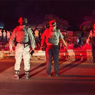 Mala maniobra de un tr&aacute;iler provoca aparatosa volcadura en la M&eacute;xico 15; chofer resulta herido en El Carrizo