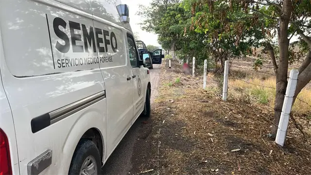 Hallan a un "encobijado" sobre la autopista Benito Juárez, a la altura del campo El Diez, Culiacán Hallan a un "encobijado" sobre la autopista Benito Juárez, a la altura del campo El Diez, Culiacán
