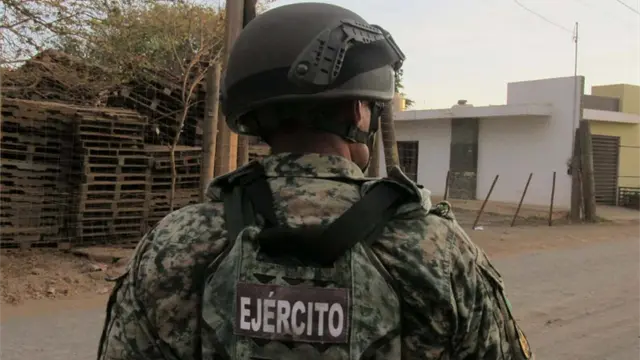 Localizan a un hombre sin vida esposado y con un mensaje intimidatorio en Escuinapa Localizan a un hombre sin vida esposado y con un mensaje intimidatorio en Escuinapa