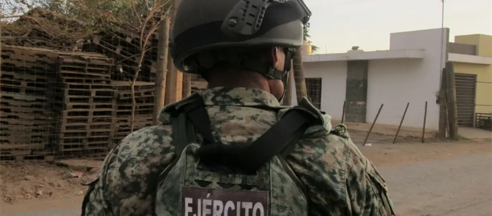 Localizan a un hombre sin vida esposado y con un mensaje intimidatorio en Escuinapa Localizan a un hombre sin vida esposado y con un mensaje intimidatorio en Escuinapa