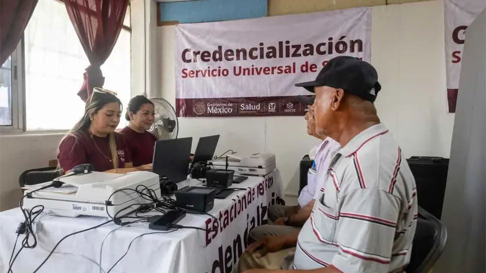Adultos mayores y personas con discapacidad pueden tramitar credencial para atención gratuita en IMSS o ISSSTE