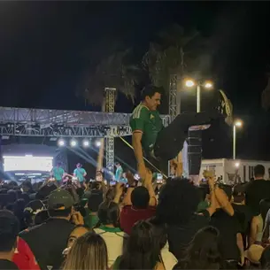 Ni la derrota de México los detuvo; Miles de aficionados se reúnen a celebrar en el CUM de Los Mochis Ni la derrota de México los detuvo; Miles de aficionados se reúnen a celebrar en el CUM de Los Mochis