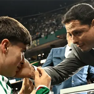 El Chicharito consuela a la Hormiga Gonz&aacute;lez tras ser eliminado del Mundial, el momento mas emotivo de la noche.