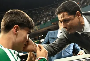 El Chicharito consuela a la Hormiga González tras ser eliminado del Mundial, el momento mas emotivo de la noche.