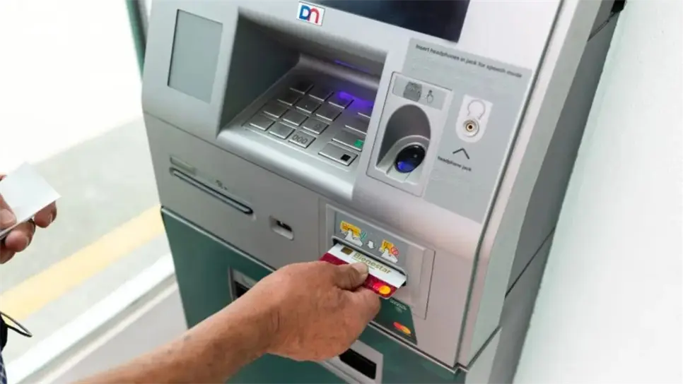 En cambio, quienes utilicen cajeros de otros bancos deberán cubrir una comisión, cuyo monto depende de cada institución financiera