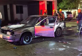 Daños materiales provoca incendio de un automóvil en la colonia Lombardo Toledano en Culiacán